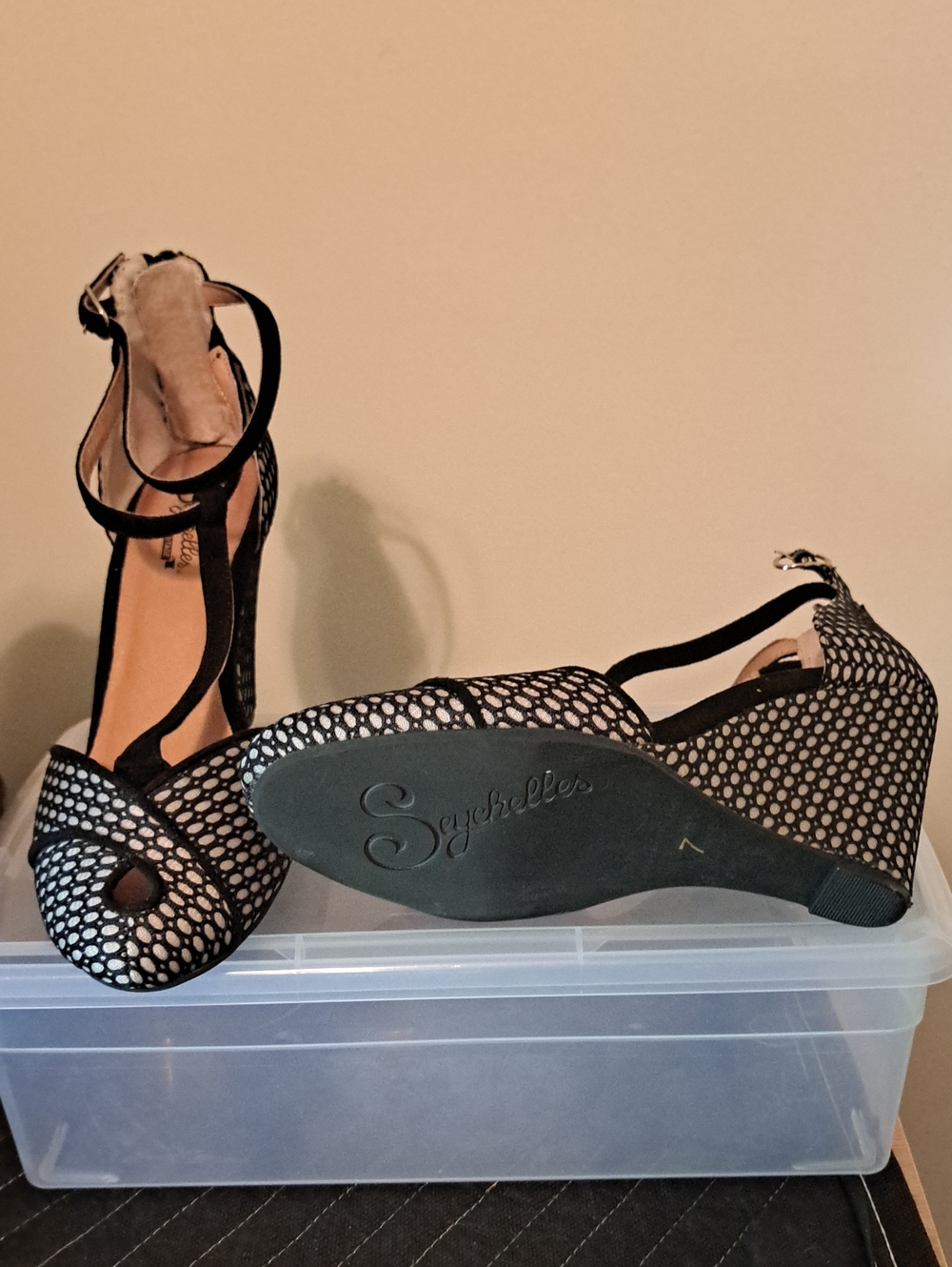 Seychelles Women’s Black & White Patterned T-Strap Wedge Sandals SZ7 - Picture 2 of 3